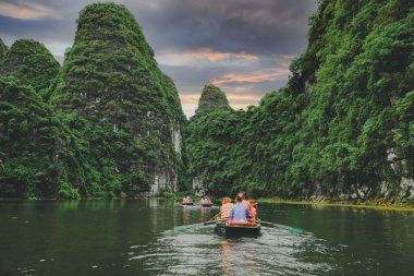 Ninh Binh - Vietnam - 24 Ocak 2019: Vietnam 'ın Ninh Binh Eyaleti' ndeki Trang An Peyzaj Kompleksi 'nde kayıkla gezen turistler