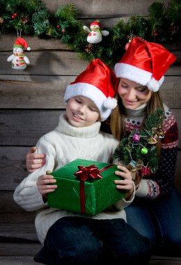 Çocuklar Noel hediye ve yılbaşı ağacı ile gülümseyerek. hediye verme.