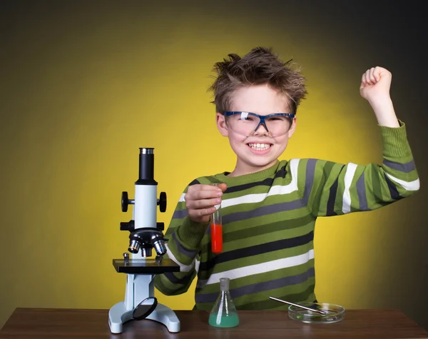 Ragazzo che fa esperimenti. Piccolo scienziato . — Foto Stock