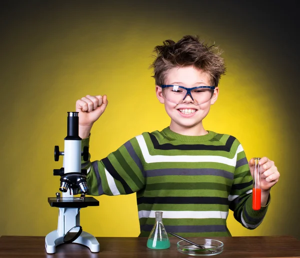 Kleiner Junge macht naturwissenschaftliche Experimente. Bildung. — Stockfoto