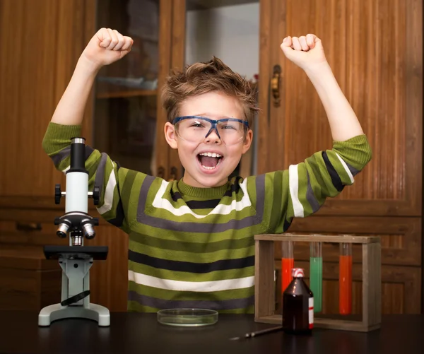 小男孩做科学实验。教育. 图库照片