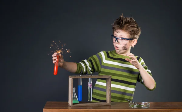 Malý chlapec provedení experimentů. šílený vědec. — Stock fotografie