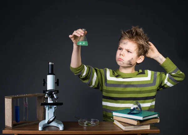 Junge, der Experimente durchführt. Kleiner Wissenschaftler. — Stockfoto