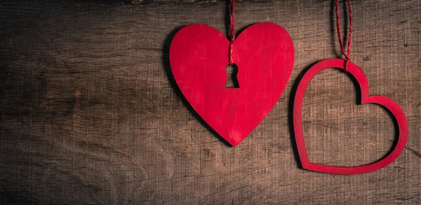 Rote Herzen auf altem Holz mit Kopierraum. Hintergrund zum Valentinstag. — Stockfoto