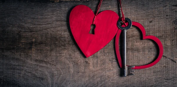 键与心作为爱情的象征。一个钥匙孔的心。我的心概念的关键. 图库图片