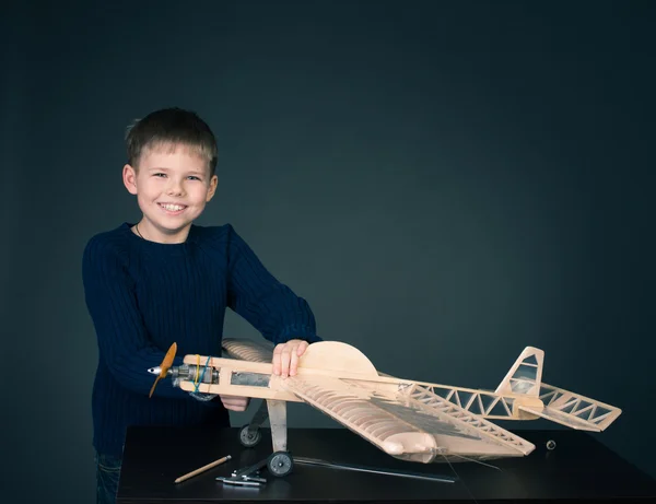 Il ragazzino ha in mano il modellino dell'aereo. Hobby . — Foto Stock