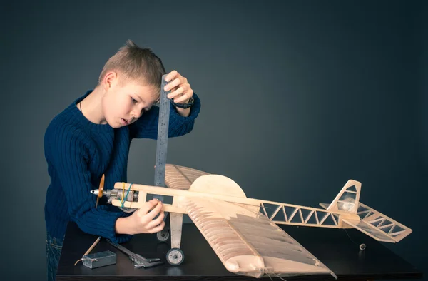 创建模型飞机。测量的厚度。爱好. 图库图片