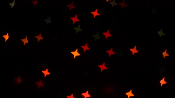 Blinkendes Bokeh Beleuchtet Sterne Auf Dekorativem Kranz Auf Schwarzem Hintergrund — Stockvideo