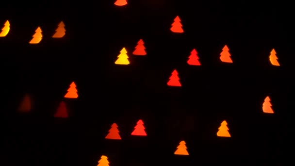 Knipperende Bokeh Licht Kerstbomen Decoratieve Slinger Zwarte Achtergrond Feestelijke Knipperende — Stockvideo