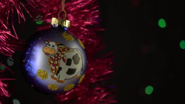 Parlayan çelenkle süslenmiş Noel ağacı oyuncaklarının yakın çekimi. Mutlu Noeller ve mutlu yıllar konsepti.