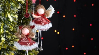 Parlayan çelenklerle süslenmiş güzel Noel ağacı oyuncakları. Mutlu Noeller ve mutlu yıllar konsepti.