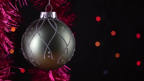 点滅するガーランドとチンセル上の美しいクリスマスツリーのおもちゃのボールのクローズアップ メリークリスマスとハッピーニューイヤーのコンセプト — ストック動画
