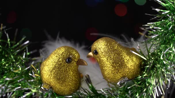 特写美丽的圣诞树玩具鸟在金银花上闪烁着花环 圣诞快乐 新年快乐 — 图库视频影像
