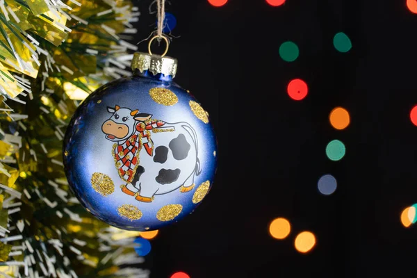 Zbliżenie Pięknych Zabawek Choinki Piłkę Świecidełka Błyszczącej Girlandy Wesołych Świąt — Zdjęcie stockowe