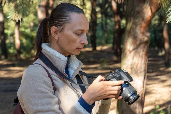 Женщина Фотограф Ходит Фотографирует Лесной Пейзаж Камеру Стрельба Природе — стоковое фото