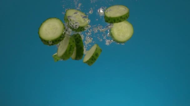 Lento Movimento Fresco Suculento Pepino Cortado Verde Cai Água Com — Vídeo de Stock
