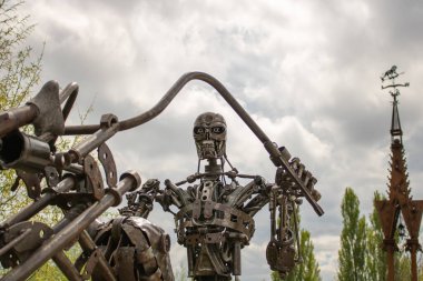 Filmdeki motosikletli Terminatör heykeli. Otomobil parçalarından yapılmış demir iskelet robot ve motosiklet. Hurda metalden sanat nesneleri.