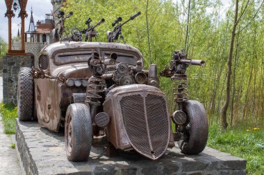 Çılgın Max filmindeki Heykel Arabası. Otomobil parçalarından yapılmış silahlarla dolu harika bir nakliye gemisi. Hurda metalden sanat nesneleri.