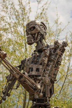 Filmdeki motosikletli Terminatör heykeli. Otomobil parçalarından yapılmış demir iskelet robot ve motosiklet. Hurda metalden sanat nesneleri.