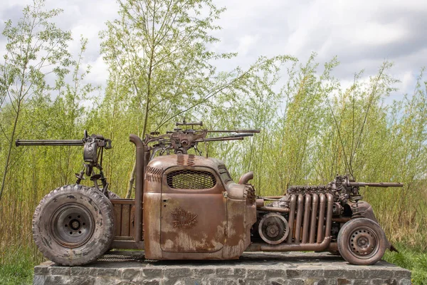 Sculpture Voiture Film Mad Max Fer Fantastique Transport Avec Arme — Photo