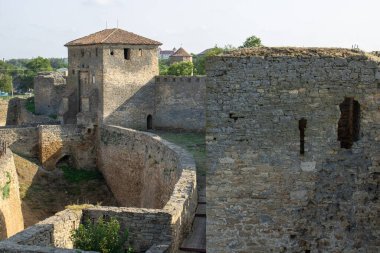 Antik Kale 'de. Askeri kule tahkimatı. Eski kasabayı çevreleyen ortaçağ savunma duvarı. Arkeolojik kazılar Ackerman kalesini harabeye çevirdi.