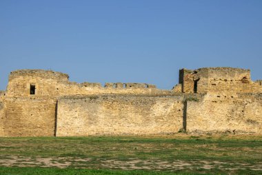 Antik Kale 'de. Askeri kule tahkimatı. Eski kasabayı çevreleyen ortaçağ savunma duvarı. Arkeolojik kazılar Ackerman kalesini harabeye çevirdi.