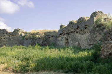 Antik Kale 'de. Askeri kule tahkimatı. Eski kasabayı çevreleyen ortaçağ savunma duvarı. Arkeolojik kazılar Ackerman kalesini harabeye çevirdi.