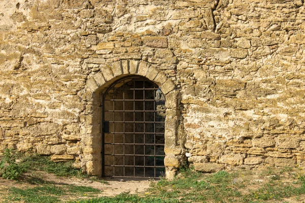 Deur Van Middeleeuwse Oude Vesting Gesloten Betreden Defensieve Stenen Muur — Stockfoto