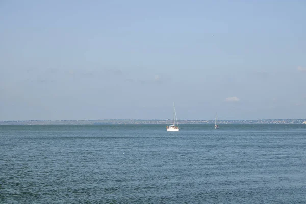白色游艇在蓝天的背景下在海上航行 乘冒险的船巡航 在开阔水域航行的帆船 — 图库照片