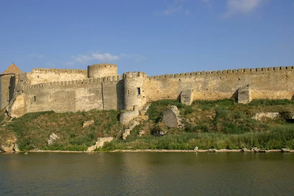 Pohled Obrannou Středověkou Pevnost Moře Proti Modré Obloze Starověká Tvrz — Stock fotografie