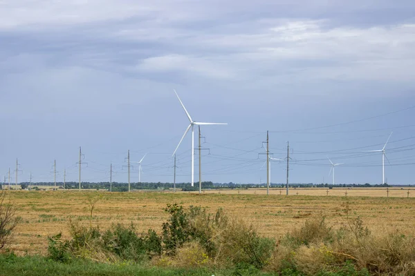 風力と農業 風力発電用の風力タービン 風車再生可能エネルギー農場 自然界のエコエネルギー — ストック写真