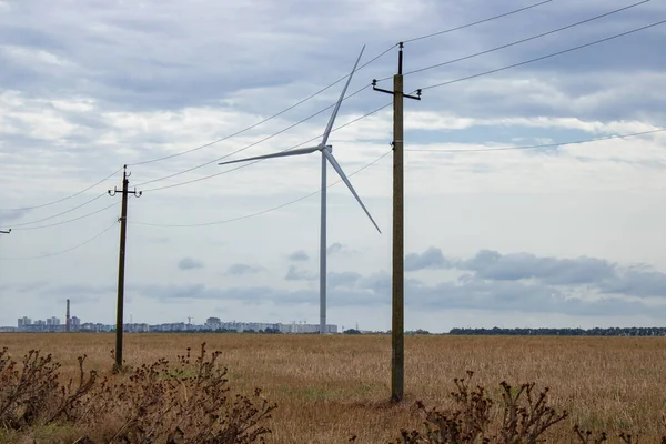 風力と農業 風力発電用の風力タービン 風車再生可能エネルギー農場 自然界のエコエネルギー — ストック写真