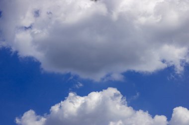 Güzel mavi gökyüzü ve pofuduk beyaz bulutlar doğal arka plan.