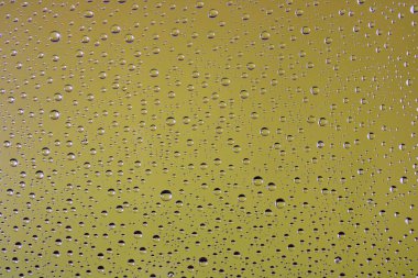 Suyun dokusu sarı bir zemindeki cama düşer. Abst