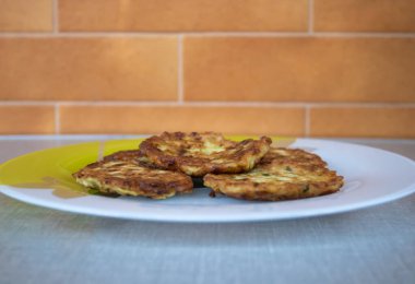 Tabakta kabaklı gözleme var. Restoran sebze menüsü. Ev yapımı yemek. Doğal vejetaryen yemekleri..