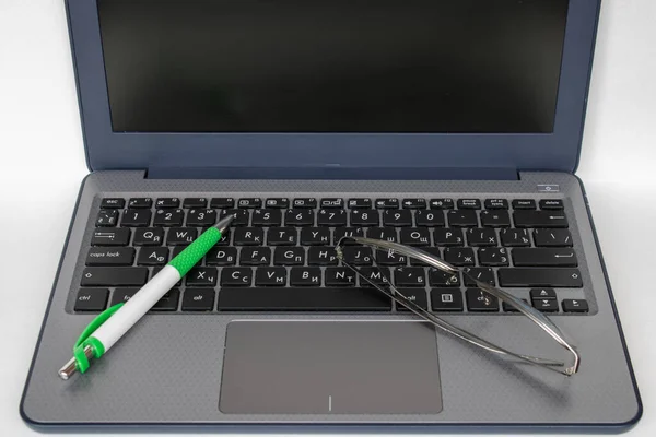 Laptop Toetsenbord Zwart Grijze Achtergrond Met Pen Bril — Stockfoto