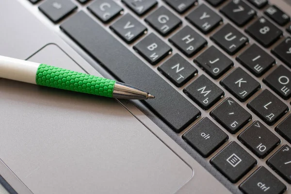 Laptop Toetsenbord Zwart Grijze Achtergrond Met Een Pen Erop Sluiten — Stockfoto