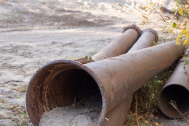 Endüstriyel borular kumdan bir arka planda kapanır.