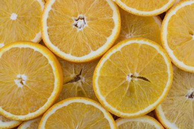 Portakal dilimleri yakın plan. Vitaminlerin üst görünümü.