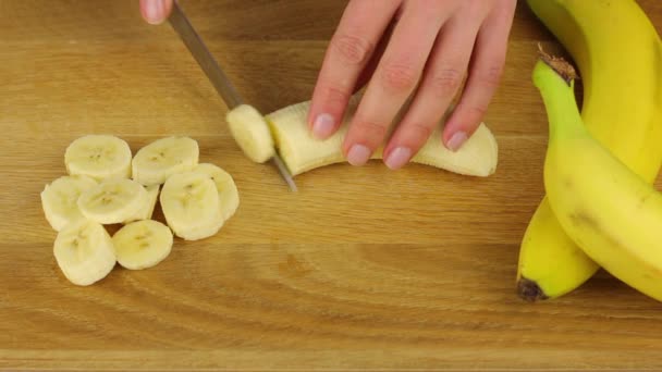 Kobiecy Ręka Kroję Nóż Obdarty Banan Drewniany Tablica Soczyste Witaminy — Wideo stockowe
