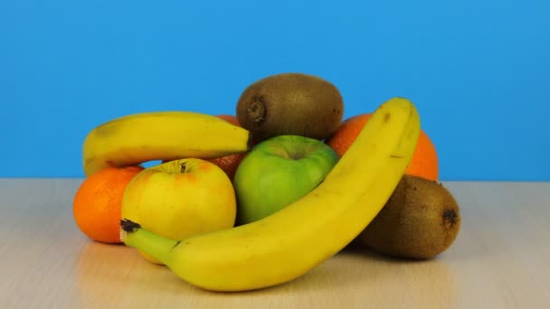 Frauenhände Nehmen Bananen Von Einem Haufen Mit Verschiedenen Früchten Gesundes — Stockvideo