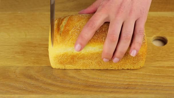 Dámské Ruce Řežou Nožem Bochník Pšeničného Chleba Řezací Desce Koncept — Stock video
