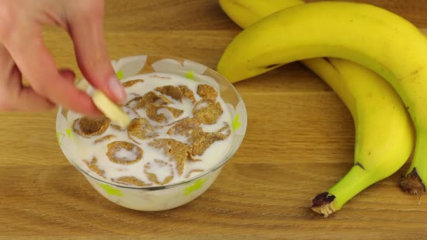 Een Kom Vlokken Volkoren Granen Met Melk Vrouwelijke Handen Zet — Stockvideo