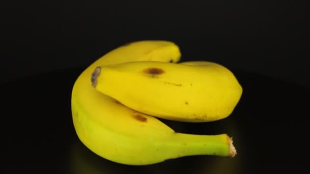 Las Dos Bananas Maduras Rotan Sobre Fondo Negro Primer Plano — Vídeo de stock