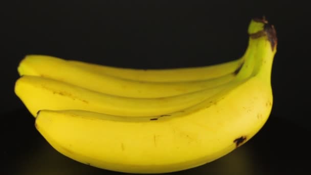 Monte Bananas Gira Sobre Fundo Preto Close Vídeo Vitamina — Vídeo de Stock