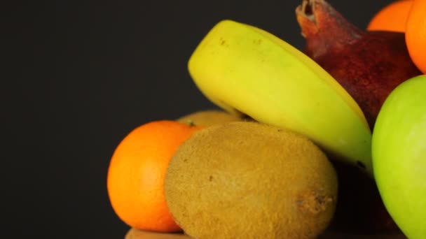 Kupa Różnych Owoców Obraca Się Czarnym Tle Wideo Bliska Bananem — Wideo stockowe