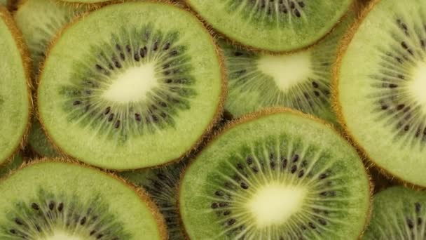 Potongan Kiwi Yang Sudah Matang Berputar Dari Dekat Buah Tropis — Stok Video