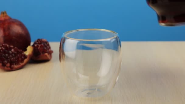 Granaatappelsap Uit Glazen Pot Glas Gieten Sluit Een Glas Vers — Stockvideo