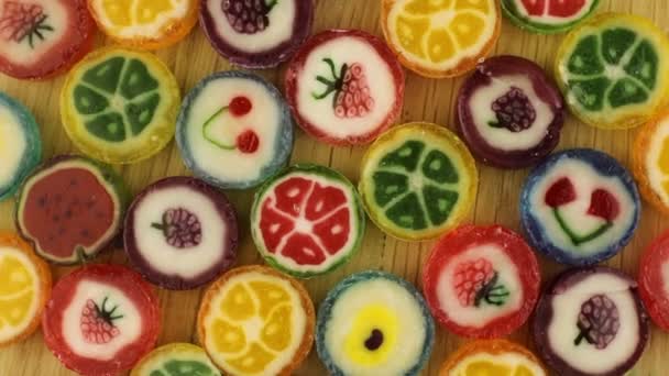 Gekleurde Karamel Snoep Met Tekeningen Van Vruchten Roteert Sweets Close — Stockvideo