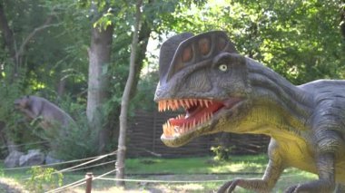 Dinopark 'ta tarih öncesi döneme ait hareket eden hayvan modellerinin sergilenmesi. Mekanik heykel dinozor Dilophosaurus.